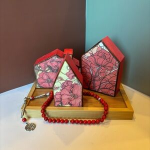 SET/5  3 Wood House Decor with Red Hibiscus Design, Tray, Garland